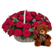 Корзина роз с игрушкой